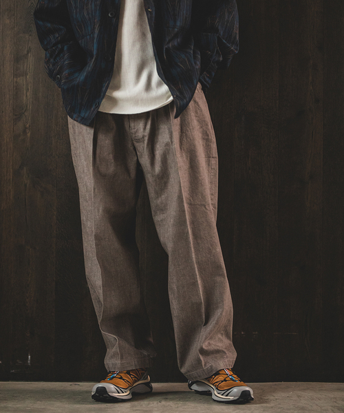FARAH(ファーラー)の「【FARAH×JOURNAL STANDARD / ファーラー】 別注 ツータックパンツ(デニムパンツ・メンズ・アイボリー/チャコールグレー/ブラック系その他/ウッド・34/30/32)」の5枚目の写真