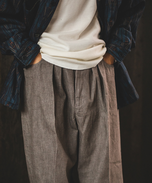 FARAH(ファーラー)の「【FARAH×JOURNAL STANDARD / ファーラー】 別注 ツータックパンツ(デニムパンツ・メンズ・アイボリー/チャコールグレー/ブラック系その他/ウッド・34/30/32)」の7枚目の写真