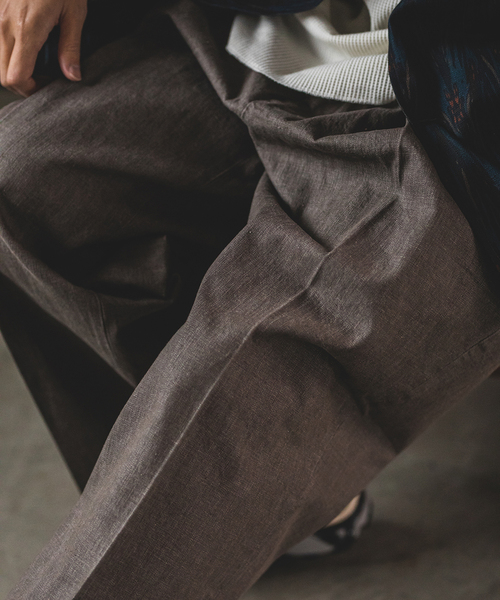 FARAH(ファーラー)の「【FARAH×JOURNAL STANDARD / ファーラー】 別注 ツータックパンツ(デニムパンツ・メンズ・アイボリー/チャコールグレー/ブラック系その他/ウッド・34/30/32)」の10枚目の写真