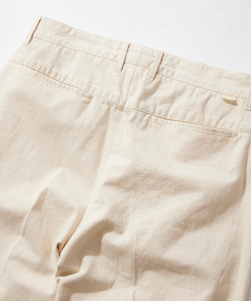 FARAH(ファーラー)の「【FARAH×JOURNAL STANDARD / ファーラー】 別注 ツータックパンツ(デニムパンツ・メンズ・アイボリー/チャコールグレー/ブラック系その他/ウッド・34/30/32)」の13枚目の写真