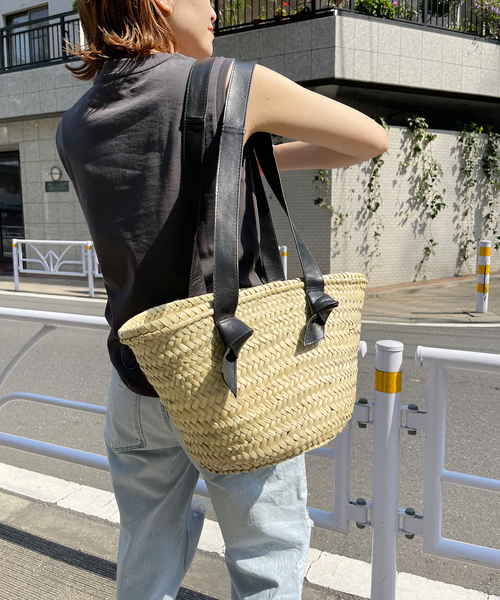 KECH LeS ESSENTIELS（ケッシュルエッセンシャル）の「【KECH LeS ESSENTIELS】RIBBON HANDLE SMALL BASKET（かごバッグ・レディース・ベージュ・FREE）」の2枚目の写真