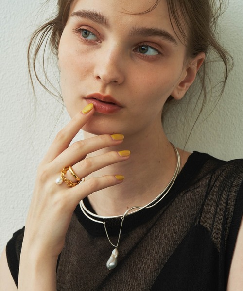 loni silver-coloured botanical Ivy pearl choker with a hanging freshwater pearl worn by a model.