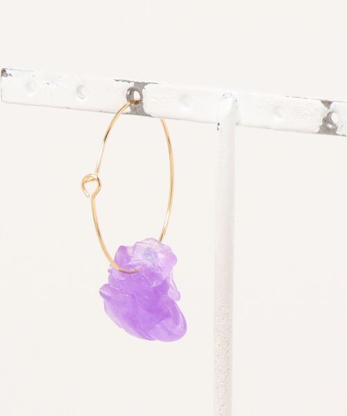tone（トーン）の「【rusieberry】Gummy パープル　片耳フープピアス(MA)（ピアス（両耳用）・レディース・パープル・FREE）」の4枚目の写真