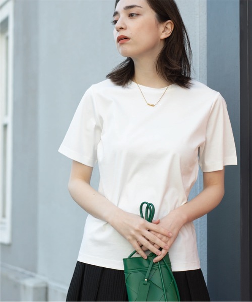 OPAQUE.CLIP(オペークドットクリップ)の「◆シルク調コットン ベーシックTシャツ【UV/接触冷感/イージーケア/洗濯機洗い可】(Tシャツ/カットソー・レディース・キャメル/ブラック/ライトブルー/ホワイト系/チャコールグレー・36/38/40/42/34)」の2枚目の写真