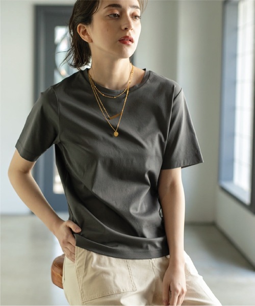 OPAQUE.CLIP(オペークドットクリップ)の「◆シルク調コットン ベーシックTシャツ【UV/接触冷感/イージーケア/洗濯機洗い可】(Tシャツ/カットソー・レディース・キャメル/ブラック/ライトブルー/ホワイト系/チャコールグレー・36/38/40/42/34)」の3枚目の写真