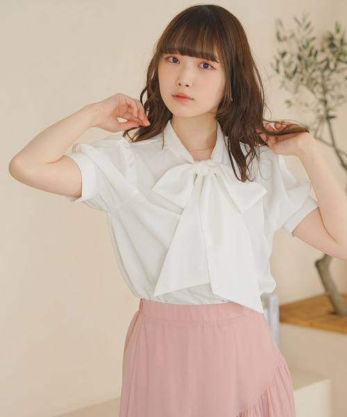 moulis'(ムーリス)の「2WAYシンプルボウタイブラウス(シャツ/ブラウス・レディース・ベージュ/ホワイト/ベビーピンク・MEDIUM/LARGE)」の2枚目の写真