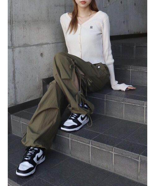 EVRIS（エヴリス）の「ワンポイントフロントボタンニットトップス（カーディガン/ボレロ・レディース・ブラック/アイボリー/ブルー・FREE）」の10枚目の写真