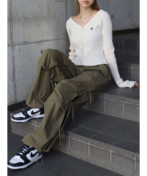 EVRIS（エヴリス）の「ワンポイントフロントボタンニットトップス（カーディガン/ボレロ・レディース・ブラック/アイボリー/ブルー・FREE）」の11枚目の写真