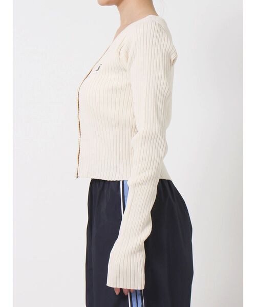 EVRIS（エヴリス）の「ワンポイントフロントボタンニットトップス（カーディガン/ボレロ・レディース・ブラック/アイボリー/ブルー・FREE）」の17枚目の写真