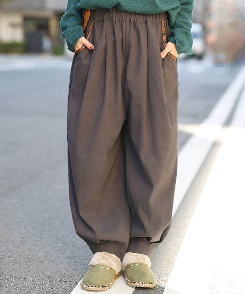 チチカカ(チチカカ)の「ピーチスキンエッグタックパンツ(その他パンツ・レディース・マスタード/ブラウン/ブルーグリーン/ブラック/オレンジ/カーキ/ベージュ/パープル/チャコールグレー・MEDIUM/LARGE)」の3枚目の写真