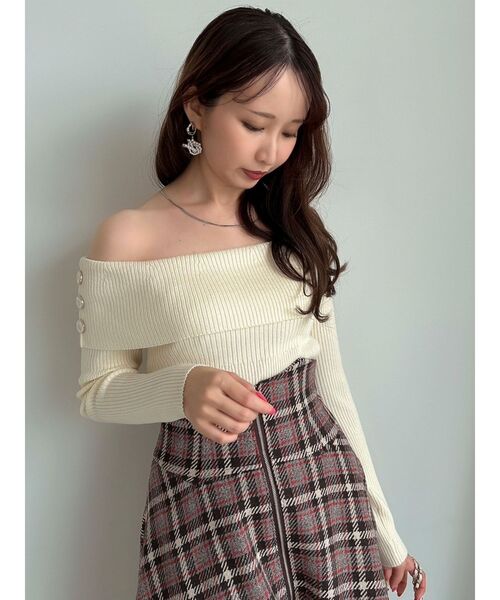 dazzlin(ダズリン)の「ワンショルアンバランスボタンニットトップス(ニット/セーター・レディース・オフホワイト/ピンク/ブラック/ネイビー・FREE)」の12枚目の写真