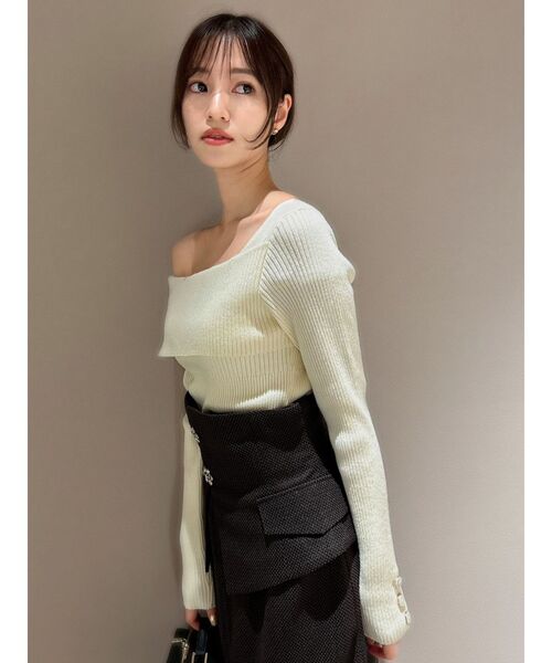 dazzlin(ダズリン)の「ワンショルアンバランスボタンニットトップス(ニット/セーター・レディース・オフホワイト/ピンク/ブラック/ネイビー・FREE)」の20枚目の写真