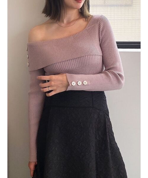 dazzlin(ダズリン)の「ワンショルアンバランスボタンニットトップス(ニット/セーター・レディース・オフホワイト/ピンク/ブラック/ネイビー・FREE)」の1枚目の写真