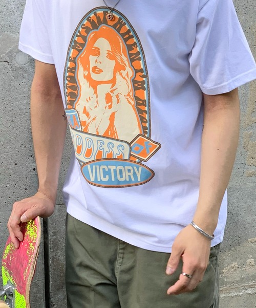Teem Store(チームストア)の「グラフィックロゴアソートプリントTシャツ(Tシャツ/カットソー・レディース・ホワイト系その他3/ホワイト系その他/ホワイト/ブラック系その他/ホワイト系その他2/グレー/ブラック系その他2/ブラック/ブラック系その他3・L/M)」の2枚目の写真