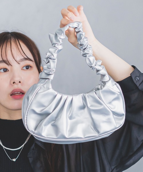 madrepadre（マドレパドレ）の「ギャザーハンドバッグ ミニ 小さめ 鞄（ハンドバッグ・レディース・ブラック/ホワイト/シルバー・FREE）」の3枚目の写真