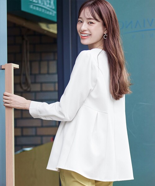 Tiaclasse（ティアクラッセ）の「ソフトペプラムブラウス（シャツ/ブラウス・レディース・ライトグレー/オフホワイト/ブラック・M/L）」の9枚目の写真