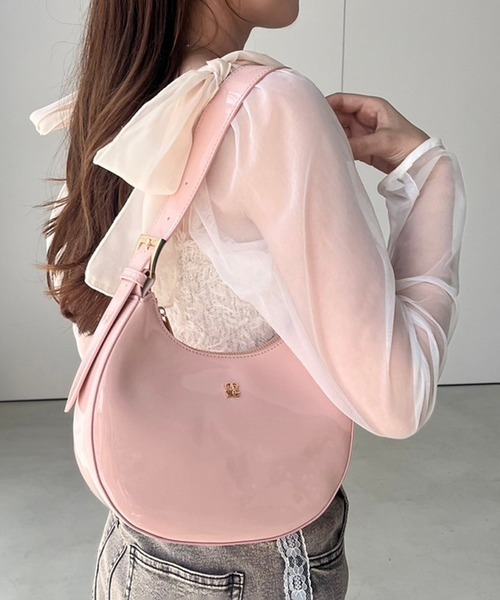 one after another NICE CLAUP（ワンアフターアナザーナイスクラップ）の「エンブレム付き/エナメルミニホーボーバッグ（ショルダーバッグ・レディース・ブラック/レッド/ピンク/アイボリー・FREE）」の4枚目の写真