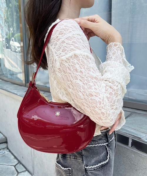 one after another NICE CLAUP（ワンアフターアナザーナイスクラップ）の「エンブレム付き/エナメルミニホーボーバッグ（ショルダーバッグ・レディース・ブラック/レッド/ピンク/アイボリー・FREE）」の7枚目の写真