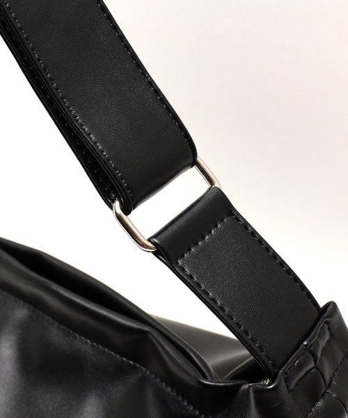 DEVICE(デバイス)の「DEVICE ルーズ マンメイド レザー ビッグ ショルダーバッグ(ショルダーバッグ・メンズ・アイボリー/ブラック/チャコールグレー・FREE)」の14枚目の写真