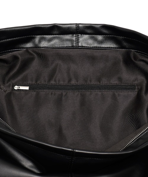 DEVICE(デバイス)の「DEVICE ルーズ マンメイド レザー ビッグ ショルダーバッグ(ショルダーバッグ・メンズ・アイボリー/ブラック/チャコールグレー・FREE)」の12枚目の写真