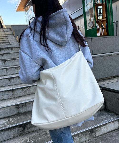 DEVICE(デバイス)の「DEVICE ルーズ マンメイド レザー ビッグ ショルダーバッグ(ショルダーバッグ・メンズ・アイボリー/ブラック/チャコールグレー・FREE)」の8枚目の写真