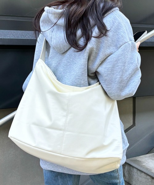 DEVICE(デバイス)の「DEVICE ルーズ マンメイド レザー ビッグ ショルダーバッグ(ショルダーバッグ・メンズ・アイボリー/ブラック/チャコールグレー・FREE)」の11枚目の写真