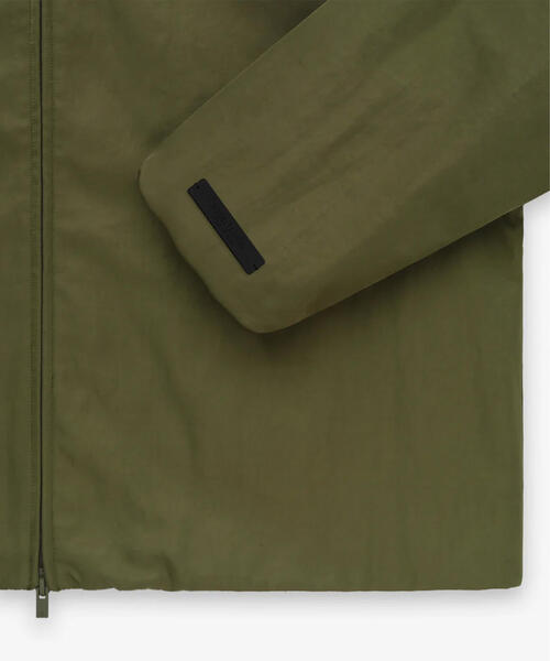 FOG ESSENTIALS(エフオージーエッセンシャルズ)の「Fear of God ESSENTIALS/FOG エッセンシャルズ/EXTURED NYLON TRUCKER JACKET(ナイロンジャケット・メンズ・カーキ・L/M/S/XL)」の2枚目の写真