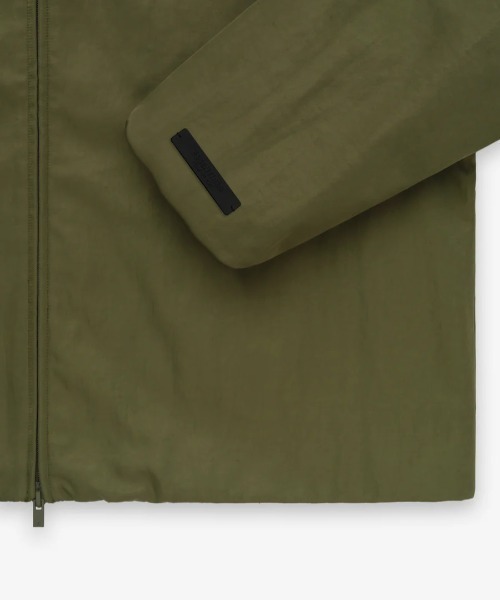 FOG ESSENTIALS(エフオージーエッセンシャルズ)の「Fear of God ESSENTIALS/FOG エッセンシャルズ/EXTURED NYLON TRUCKER JACKET(ナイロンジャケット・メンズ・カーキ・L/M/S/XL)」の5枚目の写真