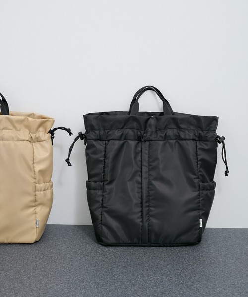 LE CERCLE par rope'（ルセルクルパーロペ）の「【マルチWAY】巾着型中綿リュック/アンベロサック ［ユニセックスで使える/A4サイズ対応 ］（バックパック/リュック・レディース・ブラック/ベージュ系その他・FREE）」の5枚目の写真