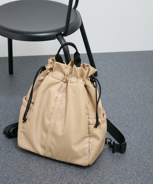LE CERCLE par rope'（ルセルクルパーロペ）の「【マルチWAY】巾着型中綿リュック/アンベロサック ［ユニセックスで使える/A4サイズ対応 ］（バックパック/リュック・レディース・ブラック/ベージュ系その他・FREE）」の6枚目の写真