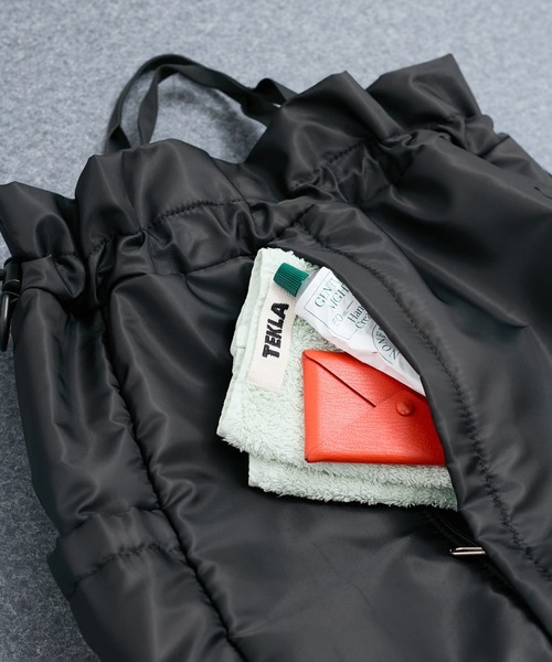 LE CERCLE par rope'（ルセルクルパーロペ）の「【マルチWAY】巾着型中綿リュック/アンベロサック ［ユニセックスで使える/A4サイズ対応 ］（バックパック/リュック・レディース・ブラック/ベージュ系その他・FREE）」の9枚目の写真