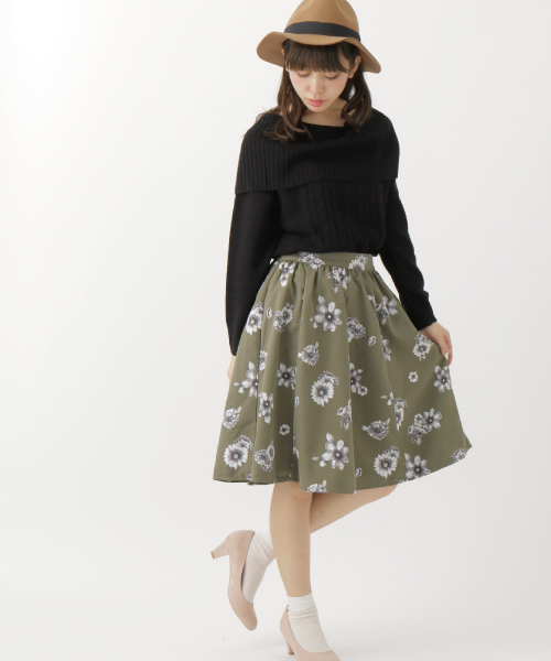 earth music&ecology(アースミュージックアンドエコロジー)の「花柄ミディフレアースカート(スカート・レディース・ネイビー/キャメル/カーキ・FREE)」の1枚目の写真