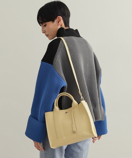 OPAQUE.CLIP(オペークドットクリップ)の「【軽量/2WAY】スクエアミドルトートバッグ(トートバッグ・レディース・イエロー系その他/ブラック/アイボリー・00)」の3枚目の写真