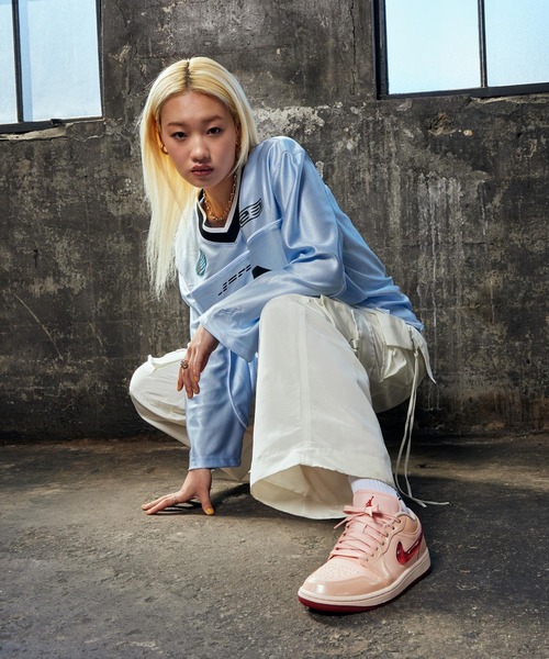 シューズ(女性用) Nike Air Jordan 1 Low SE JORDAN BRAND WMNS AIR JORDAN 1 LOW SE METALLIC ZINC/METALLIC