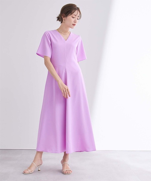 UR'S（ユアーズ）の「Vネックフィットアンドフレアワンピース（ワンピース・レディース・ネイビー/パープル/グレイッシュベージュ/ブラック系その他・S/M/L）」の4枚目の写真