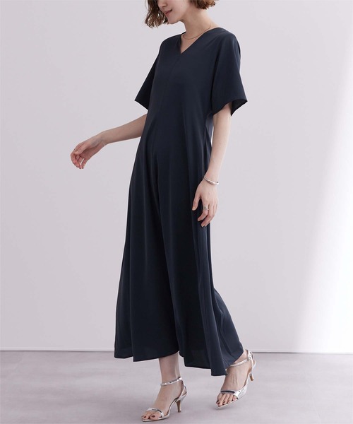 UR'S（ユアーズ）の「Vネックフィットアンドフレアワンピース（ワンピース・レディース・ネイビー/パープル/グレイッシュベージュ/ブラック系その他・S/M/L）」の3枚目の写真