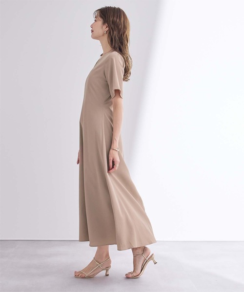 UR'S（ユアーズ）の「Vネックフィットアンドフレアワンピース（ワンピース・レディース・ネイビー/パープル/グレイッシュベージュ/ブラック系その他・S/M/L）」の2枚目の写真