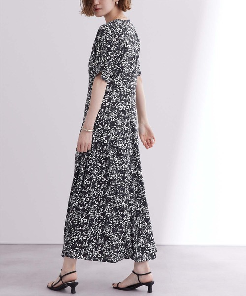 UR'S（ユアーズ）の「Vネックフィットアンドフレアワンピース（ワンピース・レディース・ネイビー/パープル/グレイッシュベージュ/ブラック系その他・S/M/L）」の22枚目の写真