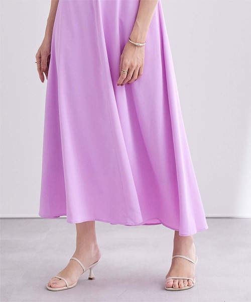 UR'S（ユアーズ）の「Vネックフィットアンドフレアワンピース（ワンピース・レディース・ネイビー/パープル/グレイッシュベージュ/ブラック系その他・S/M/L）」の19枚目の写真