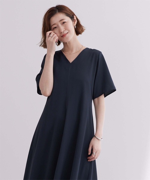 UR'S（ユアーズ）の「Vネックフィットアンドフレアワンピース（ワンピース・レディース・ネイビー/パープル/グレイッシュベージュ/ブラック系その他・S/M/L）」の16枚目の写真