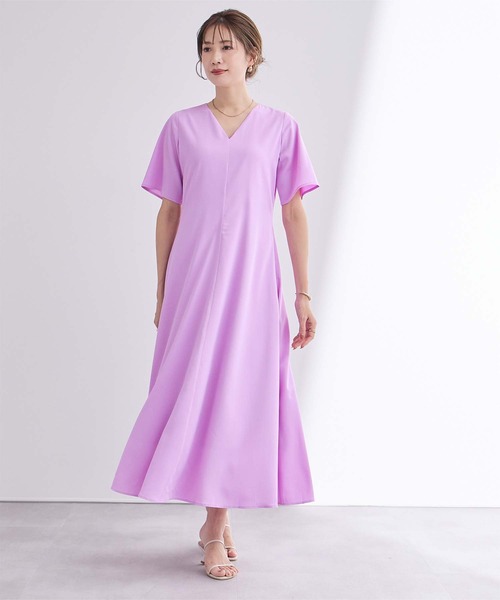 UR'S（ユアーズ）の「Vネックフィットアンドフレアワンピース（ワンピース・レディース・ネイビー/パープル/グレイッシュベージュ/ブラック系その他・S/M/L）」の5枚目の写真