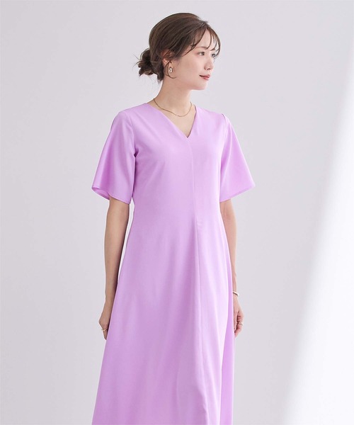 UR'S（ユアーズ）の「Vネックフィットアンドフレアワンピース（ワンピース・レディース・ネイビー/パープル/グレイッシュベージュ/ブラック系その他・S/M/L）」の6枚目の写真