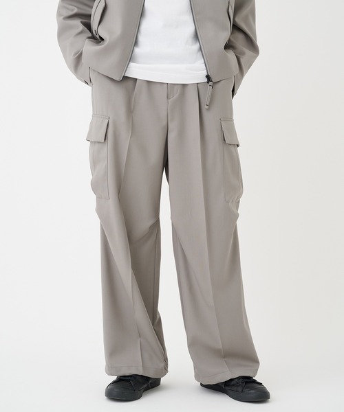 STUDIOUS（ステュディオス）の「NO SEASON WASHABLEWOOL CARGO（カーゴパンツ・メンズ・グレイッシュベージュ/ブラック・2/1）」の2枚目の写真
