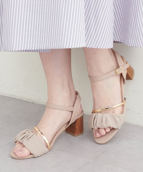 natural couture（ナチュラルクチュール）の「ゴールドライン付きギャザーサンダル（その他シューズ・レディース・グレイッシュベージュ/ブラック/ブラウン・MEDIUM/LARGE）」の3枚目の写真