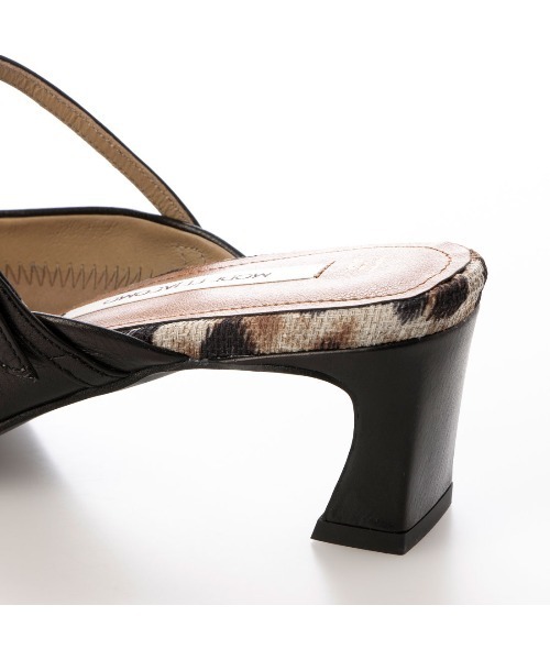 Mode et Jacomo（モードエジャコモ）の「ベルテッドミュールパンプス（パンプス・レディース・デザートカモ/ブラック・22.5cm/23cm/24.5cm/23.5cm/24cm）」の15枚目の写真