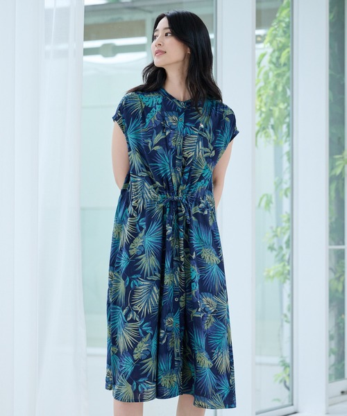 Arnold Palmer（アーノルドパーマー）の「リゾート柄 シャツワンピース（シャツワンピース・レディース・ブラック/ネイビー/グリーン/ベージュ・L/M/S）」の4枚目の写真