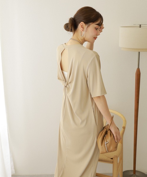 LAULEN（ローレン）の「back open twist long dress /バックオープン ツイスト 半袖 ロング ワンピース（ワンピース・レディース・グレイッシュベージュ/アイボリー/ブラック/ベージュ・FREE）」の4枚目の写真