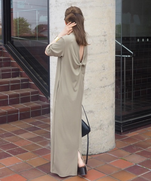 LAULEN（ローレン）の「back open twist long dress /バックオープン ツイスト 半袖 ロング ワンピース（ワンピース・レディース・グレイッシュベージュ/アイボリー/ブラック/ベージュ・FREE）」の17枚目の写真