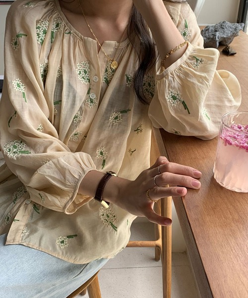 meJane(ミージェーン)の「小花ブーケ刺繍 シアーブラウス(シャツ/ブラウス・レディース・ライトベージュ・FREE)」の3枚目の写真