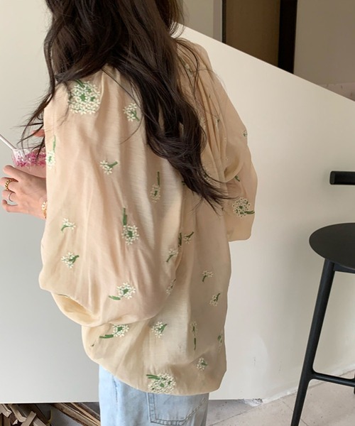 meJane(ミージェーン)の「小花ブーケ刺繍 シアーブラウス(シャツ/ブラウス・レディース・ライトベージュ・FREE)」の5枚目の写真